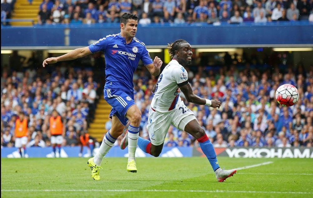 Diego Costa y Souaré pelean por un balón en el Chelsea-Crystal Palace. Twitter