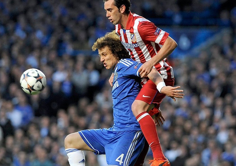 Diego Godín y David Luiz pelean por el esférico en la Supercopa de Europa de 2012. EFE