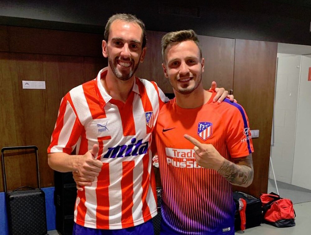 Godín posed in his new shirt with teammate Saúl after the game. Twitter/SaúlÑiguezEsclapez