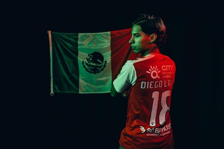 Diego Lainez, posando con la bandera de México en su primer día con el Sporting de Braga para la temporada 2022-23. Twitter/SCBragaOficial