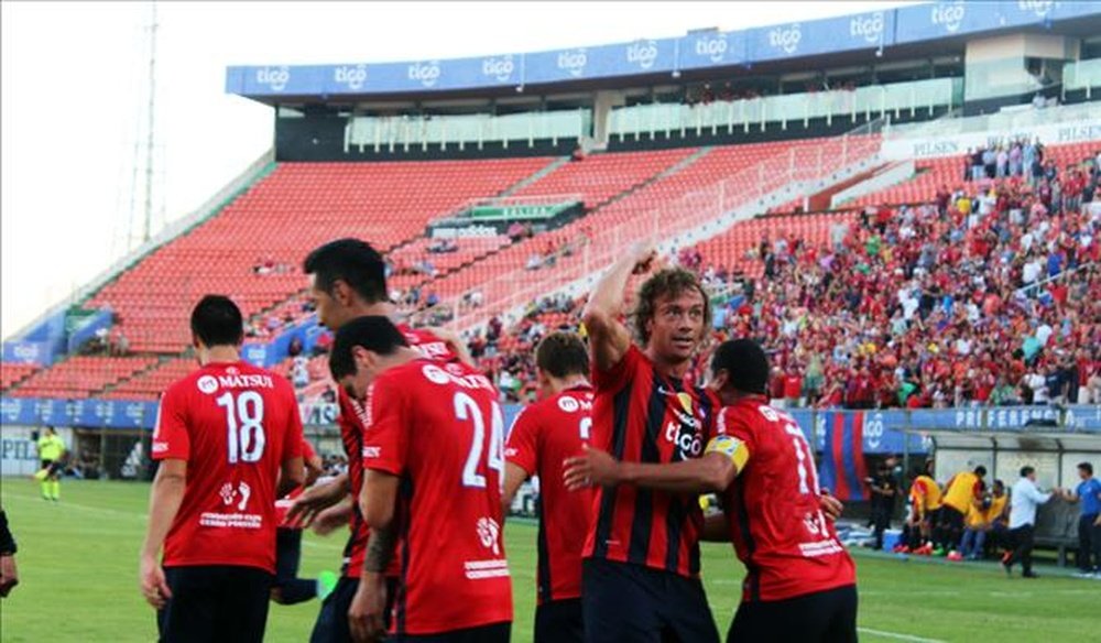 Diego Lugano, de frente, celebra el primer gol de los cuatro que Cerro Porteño le endosó a General Díaz la pasada jornada. Cerro