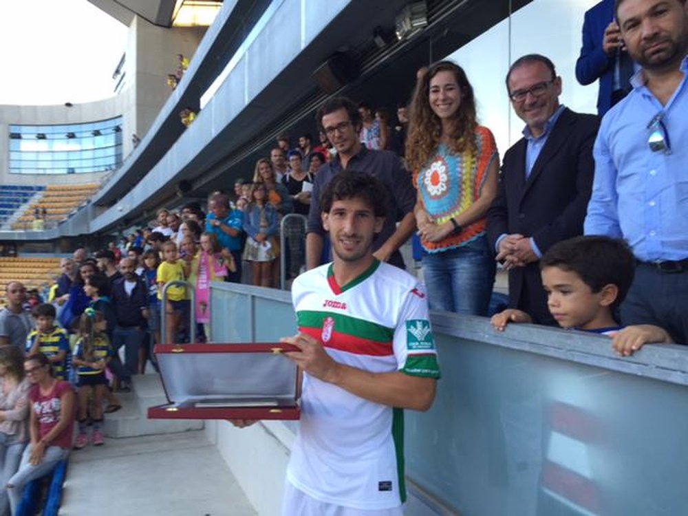 Diego Mainz recoge la placa que acredita al Granada como tercero en el Torneo Ramón de Carranza.Twitter