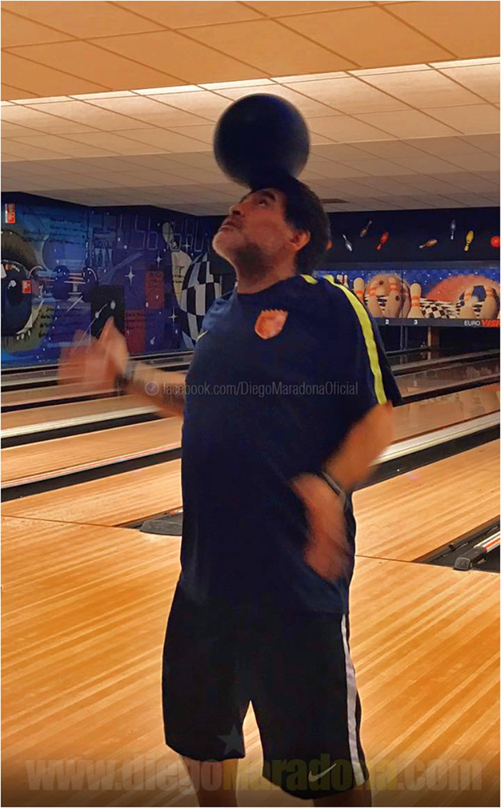 Diego Maradona se distrajo jugando al bowling. DiegoMaradona