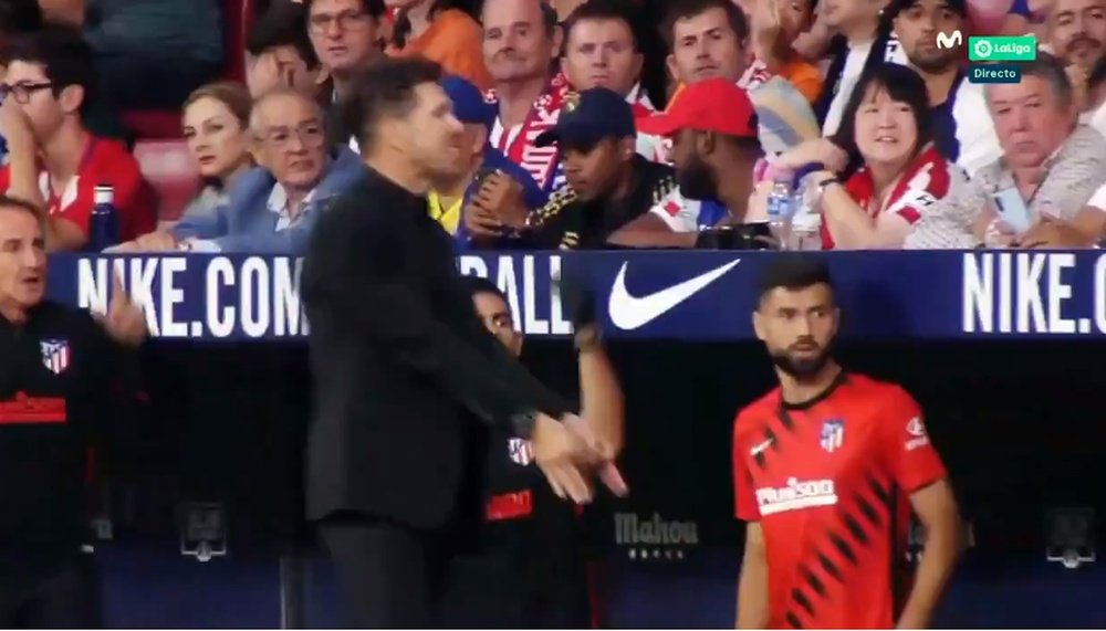 Simeone se quejó al cuarto árbitro tras el lío con Ramos. Captura/Movistar