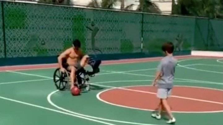 Diego Ribas sigue jugando al fútbol... ¡en silla de ruedas!