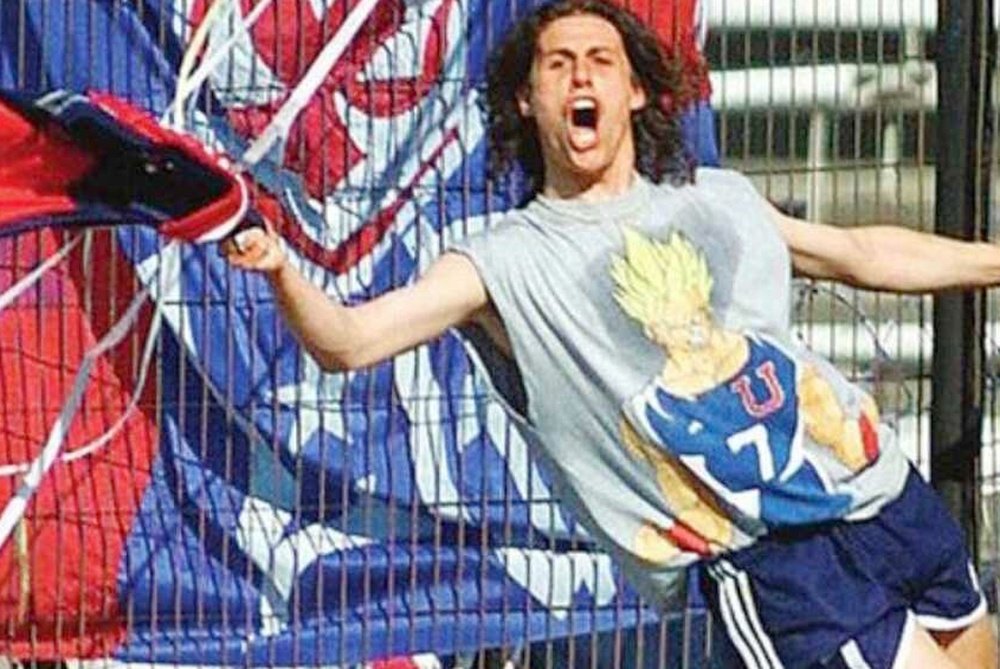 Diego Rivarola celebra con la U de Chile con una camiseta de Goku. Olé