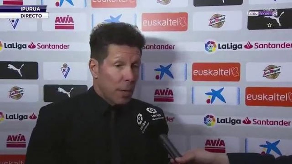 Simeone recalled his ban for doing the same thing the ref did. Captura/beINSports