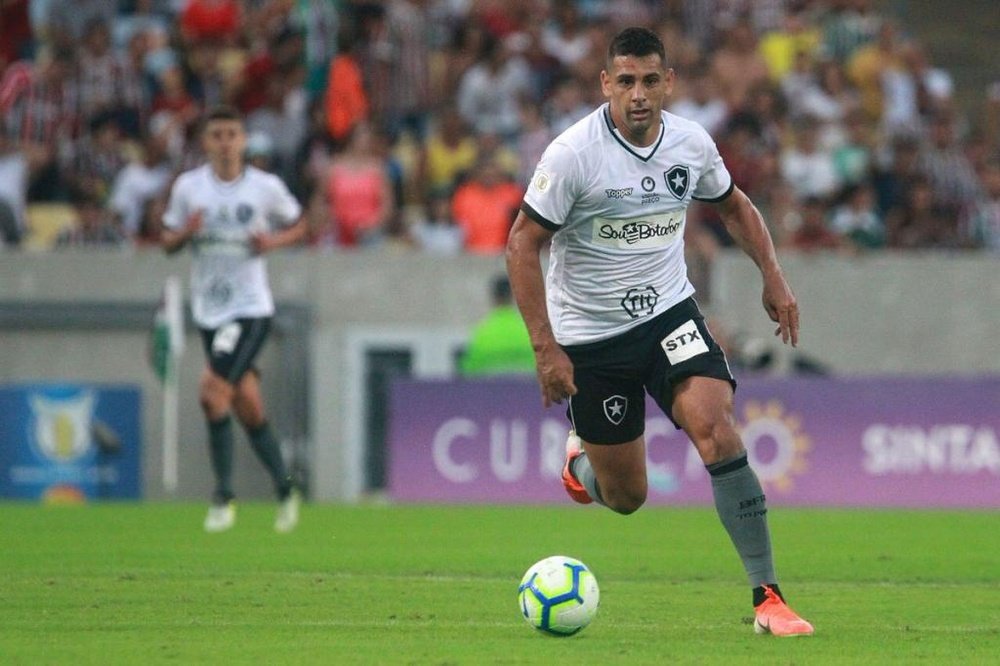Diego Souza tentou continuar jogando, mas foi substituído e passou mal no banco. Twitter@Botafogo