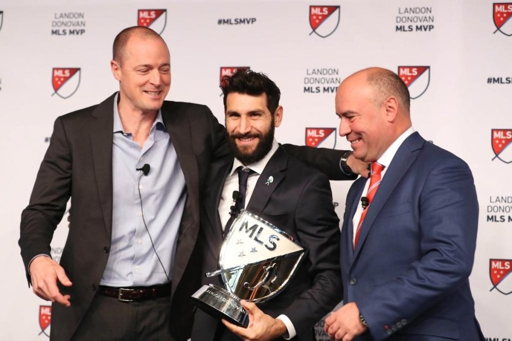 Diego Valeri posa con el premio de Mejor Jugador de la MLS. MLS