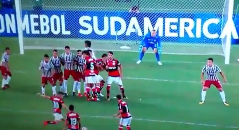 Diego y su golazo de falta en el Flamengo-Fluminense. Captura
