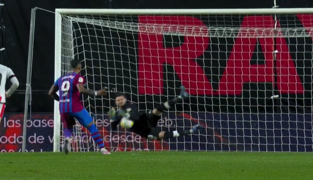 Dimitrievski saved Depay's penalty. Screenshot/ movistarlaliga