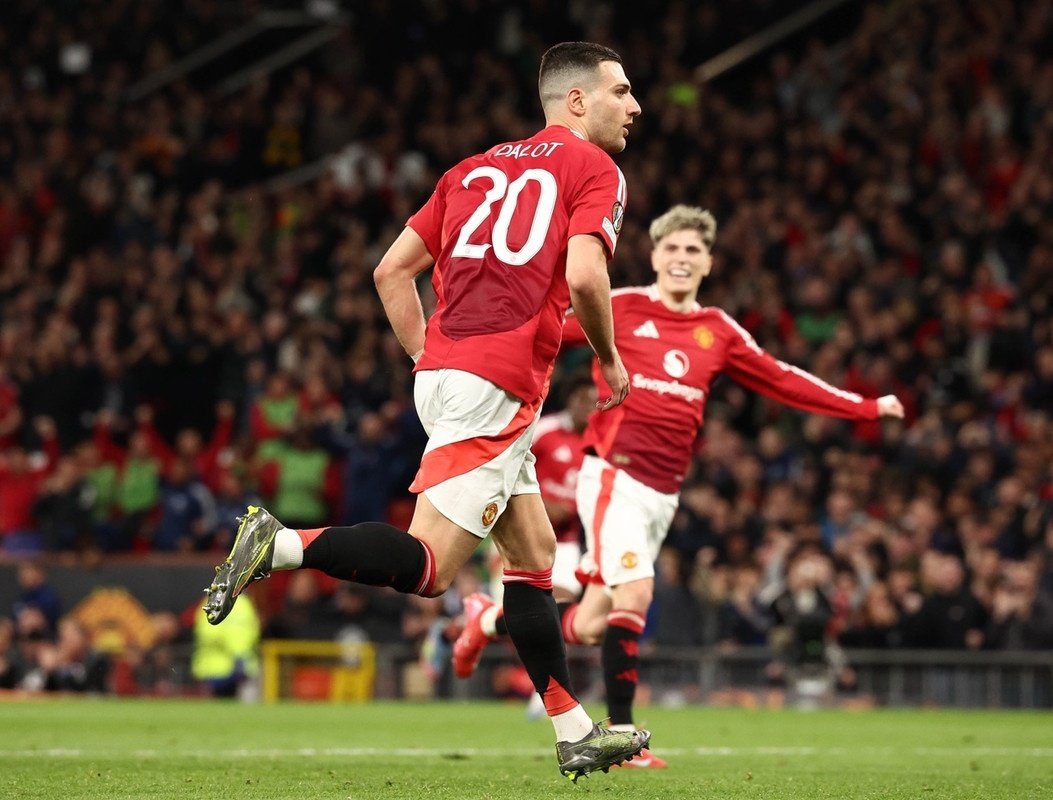 Il tecnico del Manchester United, Ruben Amorim, ha annunciato in conferenza stampa che Diogo Dalot potrebbe saltare il finale di stagione per un infortunio al polpaccio.