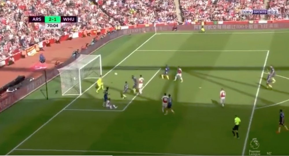 Diop own goal puts Arsenal in front. Captura/beINSports