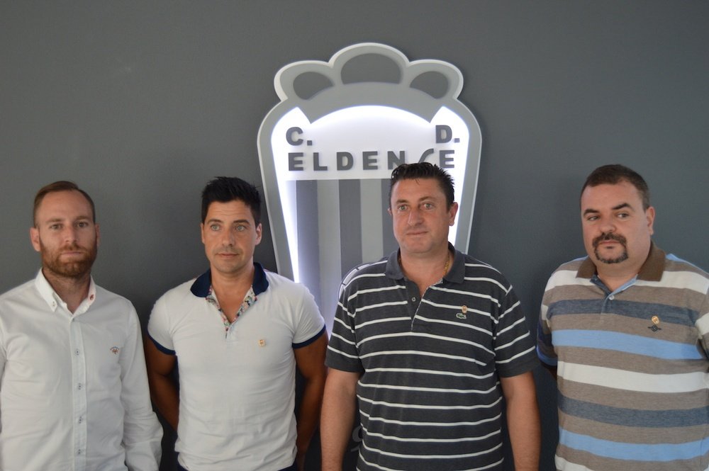 Directivos del Eldense y Torregrosa, presidente del club. CDEldense