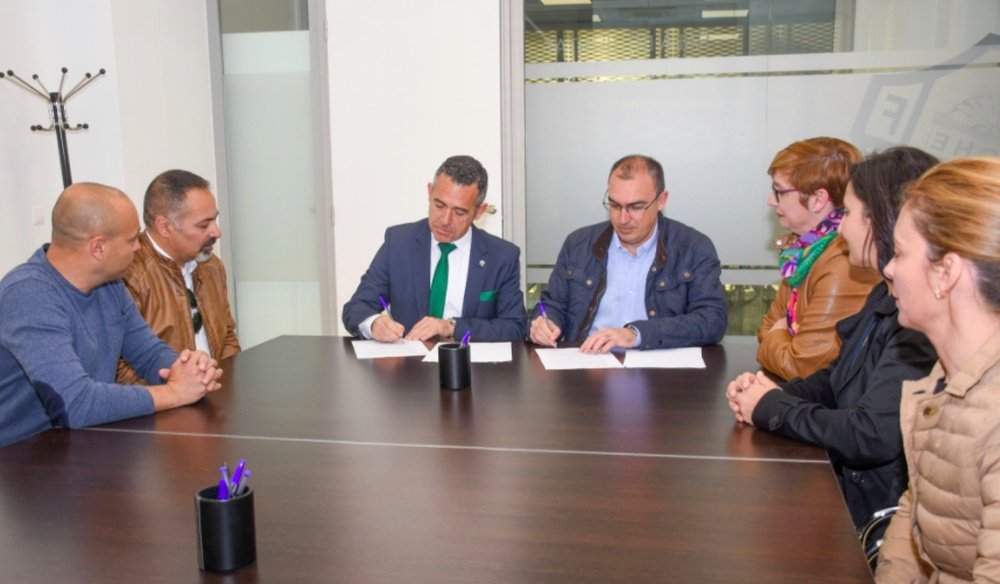 Elche y UD Santa Pola han hecho oficial el acuerdo de colaboración entre ambas entidades. ElcheCF