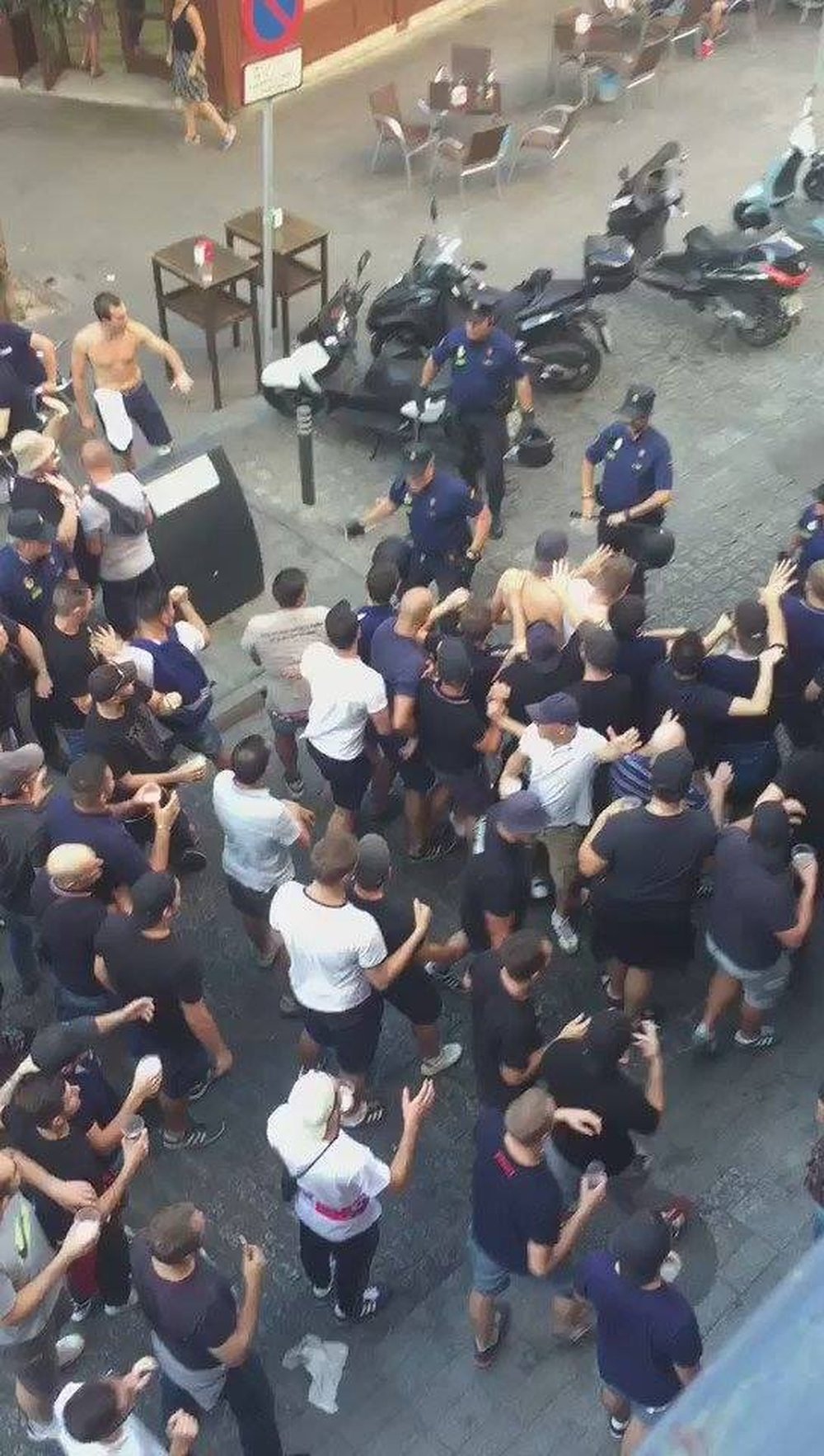 Disturbios de los ultras del Olympique de Lyon en el centro de Sevilla. YouTube
