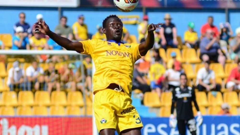 Djené Dakonam trata de cabecear un balón en un partido con el Alcorcón. ADAlcorcon