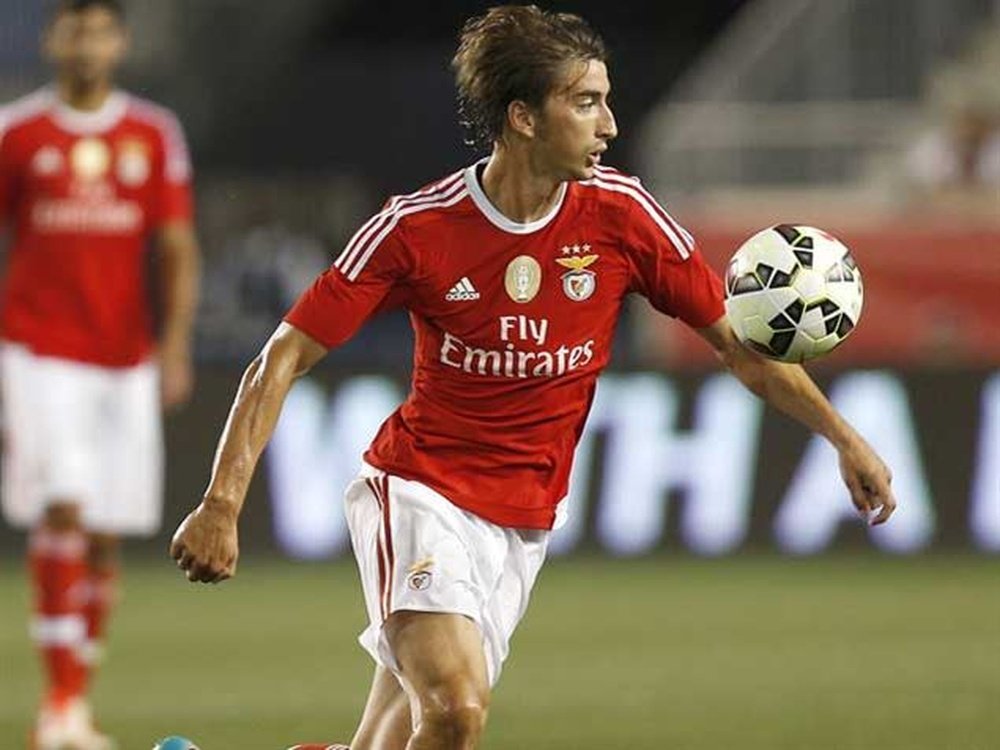 Djuricic controla un balón en un partido con el Benfica. SLBenfica