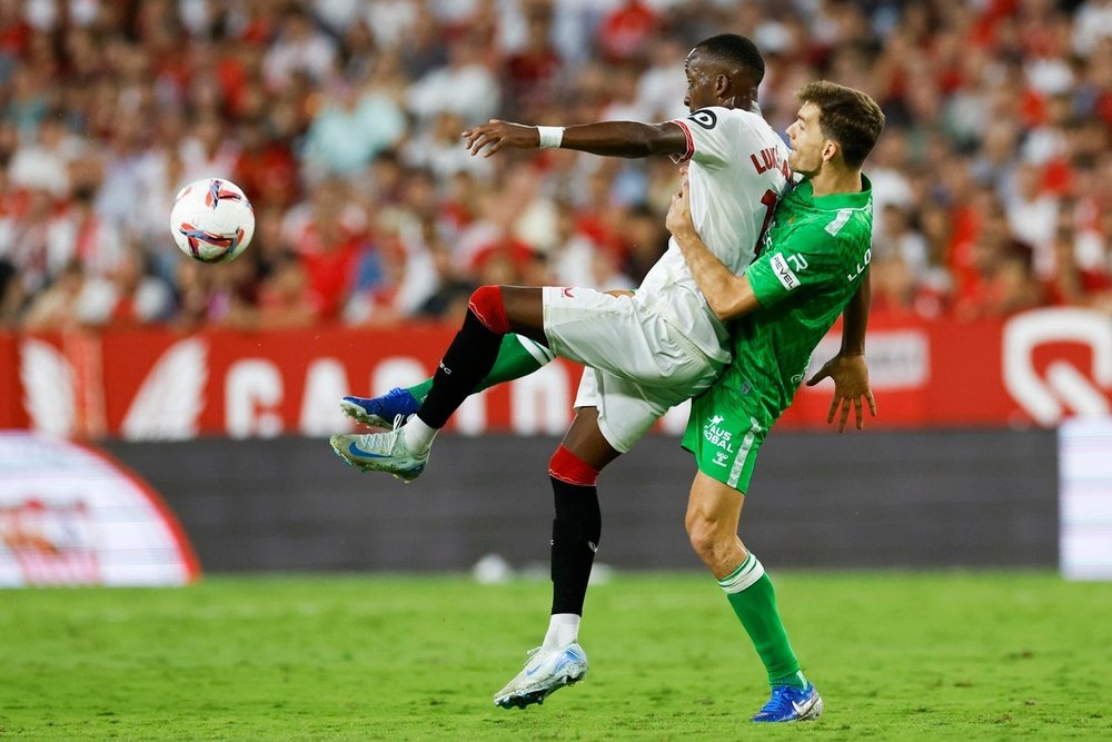 El Sevilla rompe relaciones con el Betis. EFE/Julio Muñoz