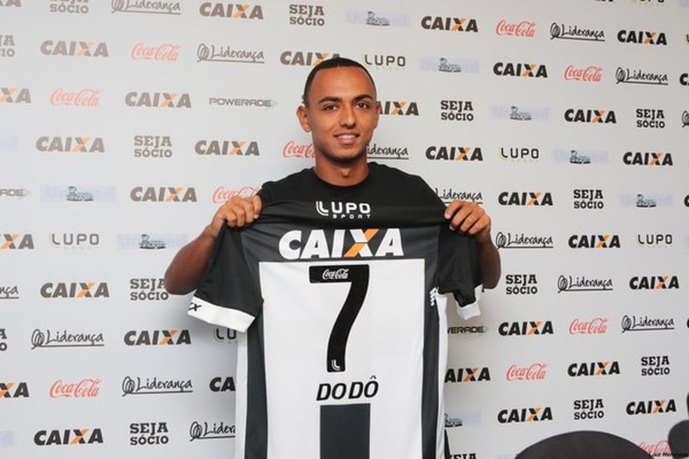 Dodô posa ya con la camiseta de Figueirense, equipo en el que jugará cedido hasta final de temporada. Twitter