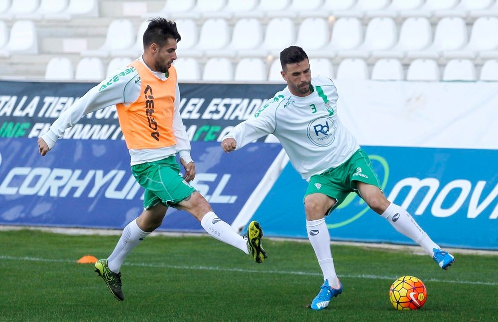 Domingo Cisma (d), en un entrenamiento del Córdoba. Twitter