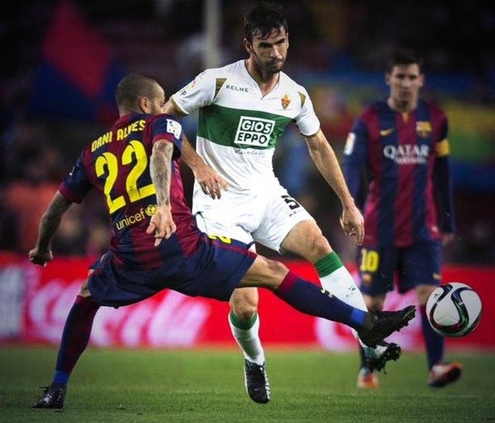 Domingo Cisma, del Córdoba, en un partido frente al Barcelona, con Dani Alves y Leo Messi. Twitter