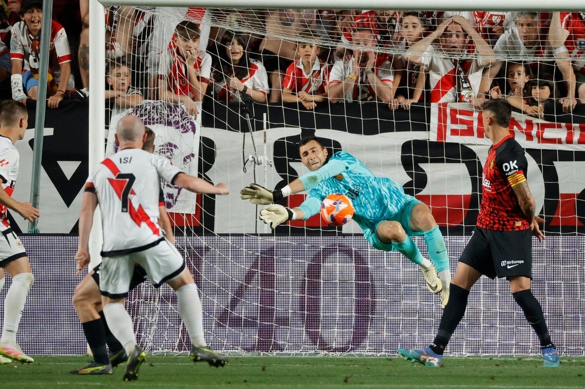 Dominik Greif se coló en la fiesta del Rayo Vallecano. EFE