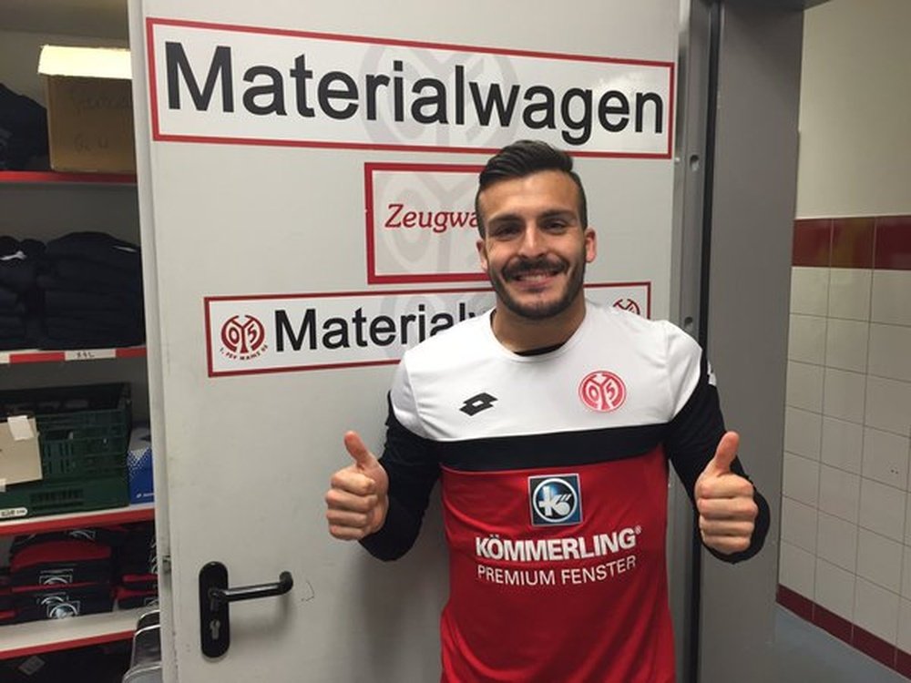Donati posa como nuevo jugador del Mainz. Twitter