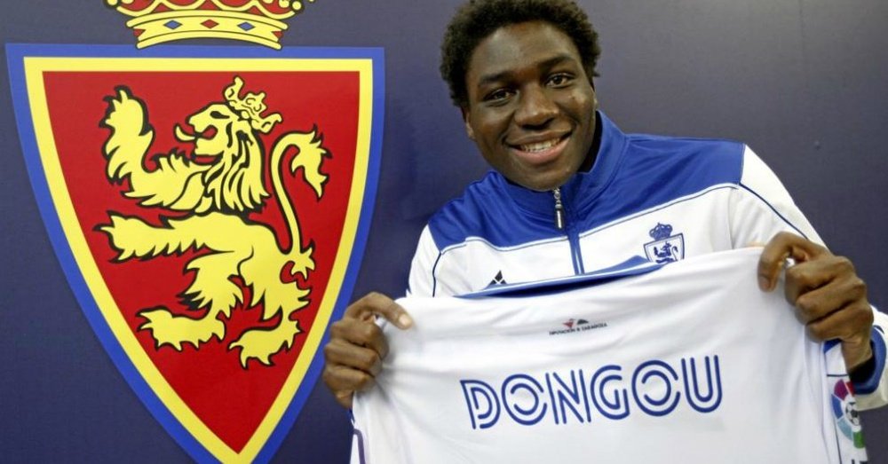 Dongou posa con la camiseta del Zaragoza. Twitter