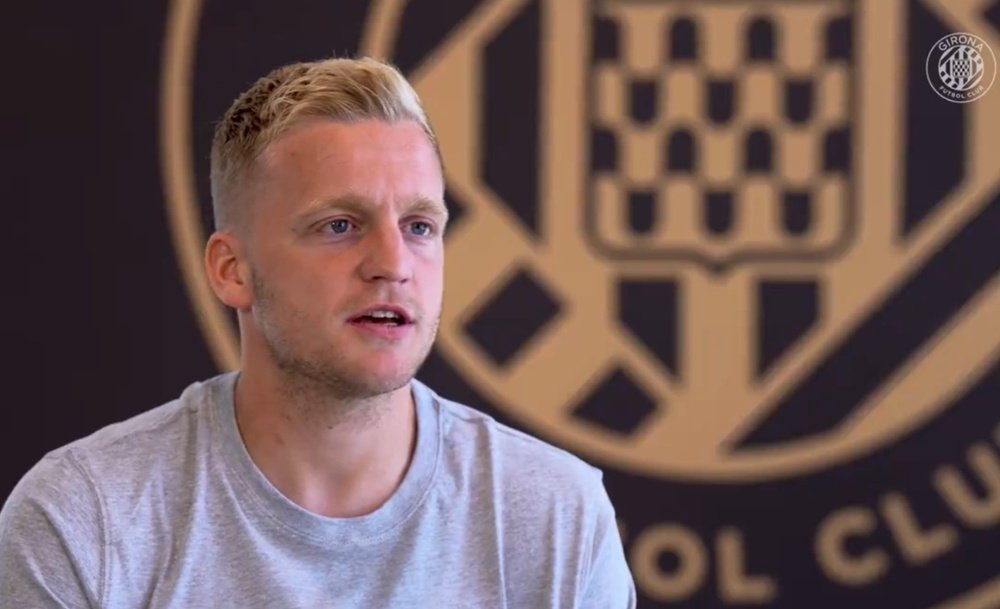 Van de Beek ya habla como parte del Girona. Captura/GironaFC