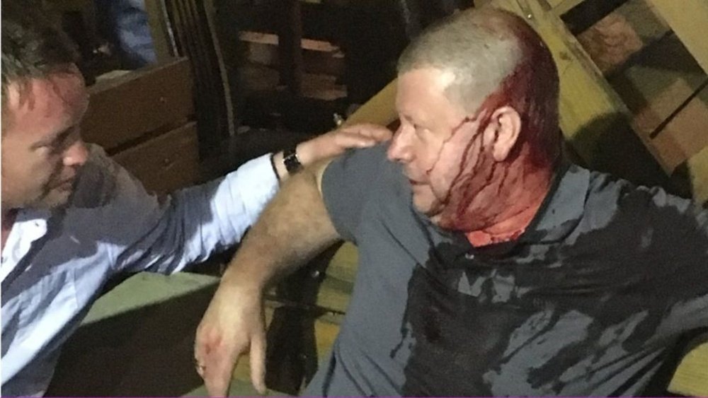 Los dos aficionados heridos en Bosnia fueron atacados por una docena de enmascarados. Twitter