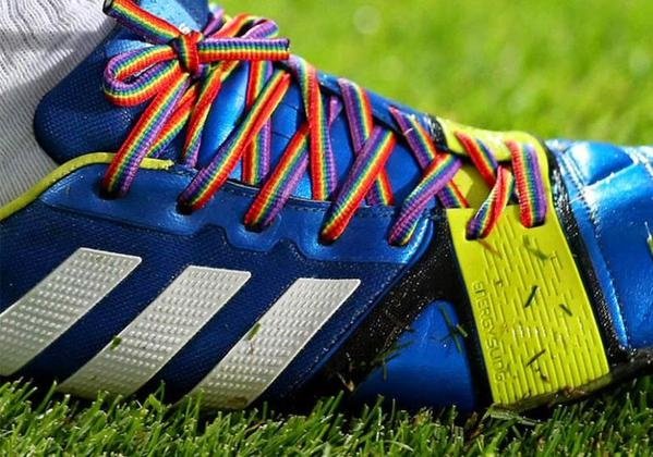 Estrela da Premier revela sua homosexualidade. Twitter