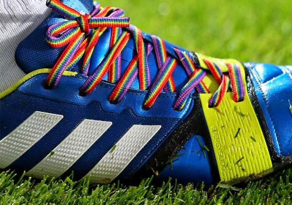 Estrela da Premier revela sua homosexualidade. Twitter