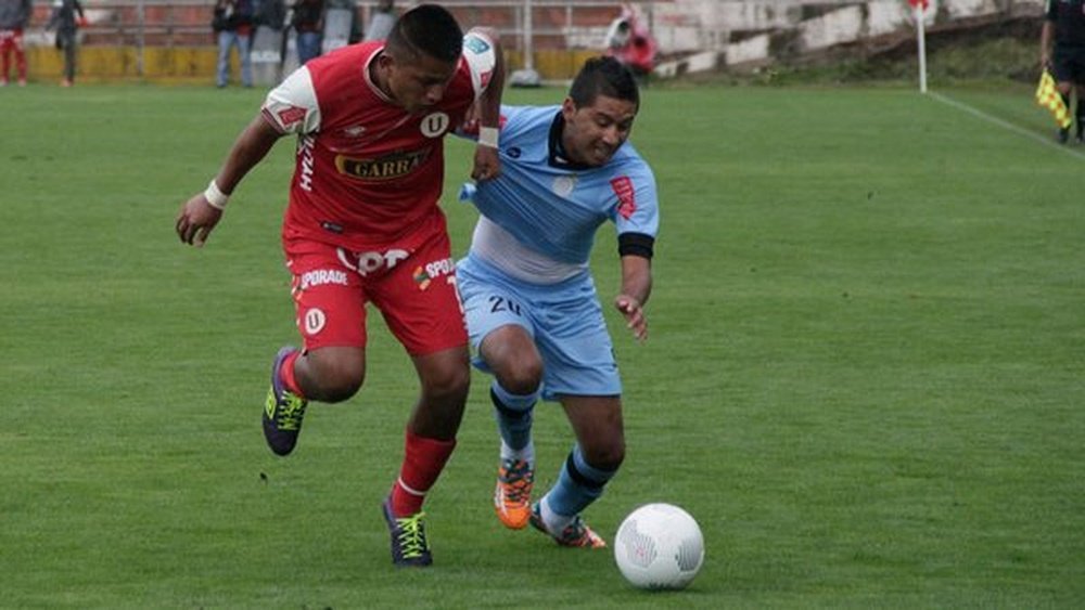 Dos futbolistas del Universitario y el Garcilaso pelean por un balón antes de suspenderse el encuentro. Twitter