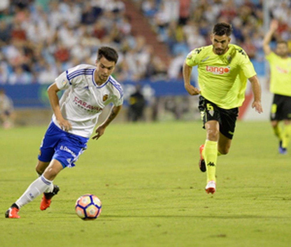 Dos jugadores corren a por un balón en el Zaragoza-Córdoba de la octava jornada de la Segunda División 2016-17. RealZaragoza