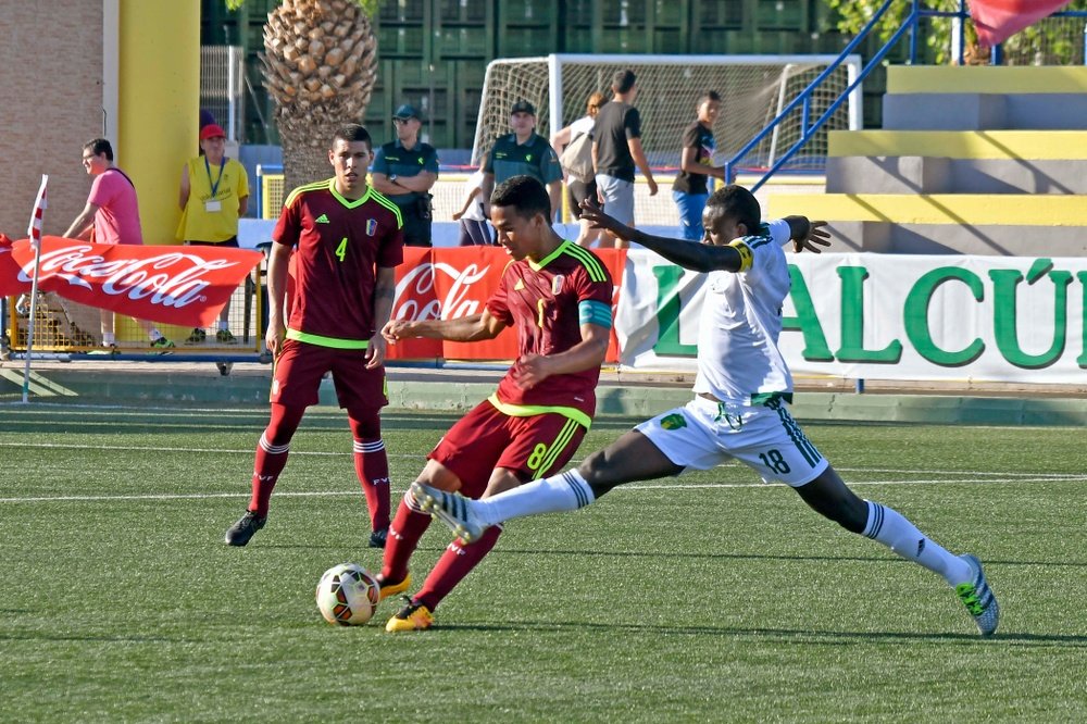 Dos jugadores de las selecciones sub 20 de Venezuela y Mauritania, en el transcurso del torneo COTIF de L'Alcúdia. COTIFAlcudia