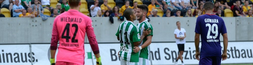 Dos jugadores del Betis celebran un gol anotado al Werder Bremen en la pretemporada 2016. RealBetisBalompie