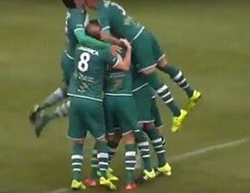 Dos jugadores del Coruxo chocan mientras celebran un gol ante el Compostela. YouTube