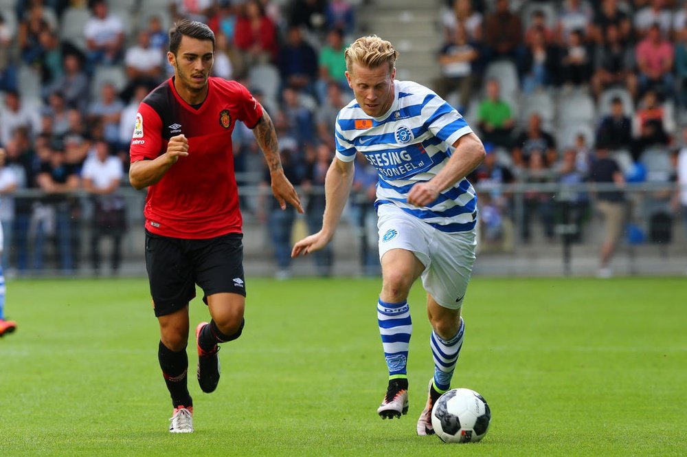 Dos jugadores del De Graafschap y el Mallorca pelean por un balón en el amistoso de pretemporada que enfrentó a ambos equipos. DeGraafschap