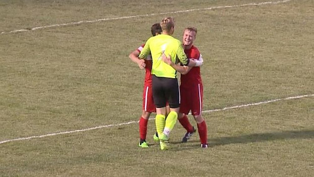 Dos jugadores del FC Wichita celebran junto a Mark Weir el gol que logró de portería a portería. YouTube