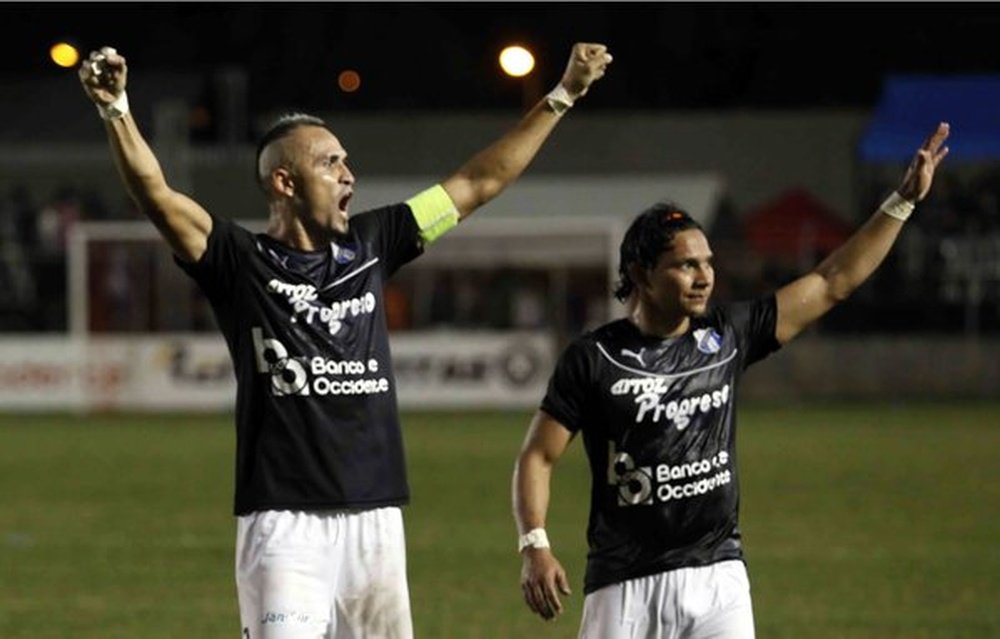 Jugadores del Honduras Progreso celebran su liderato.