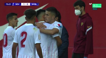Dos jugadores del Sevilla de la Youth League se saludan en el choque ante el Wolfsburgo. EFE