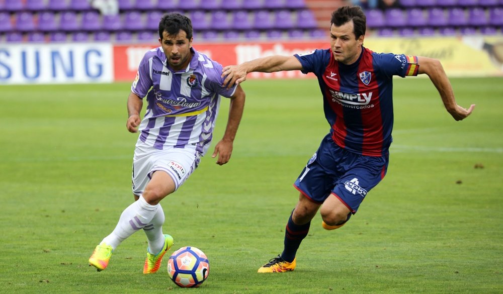 Dos jugadores del Valladolid y el Huesca pelean por un balón en el transcurso del encuentro que le enfrentó en la séptima jornada de la Segunda División 2016-17. RealValladolid