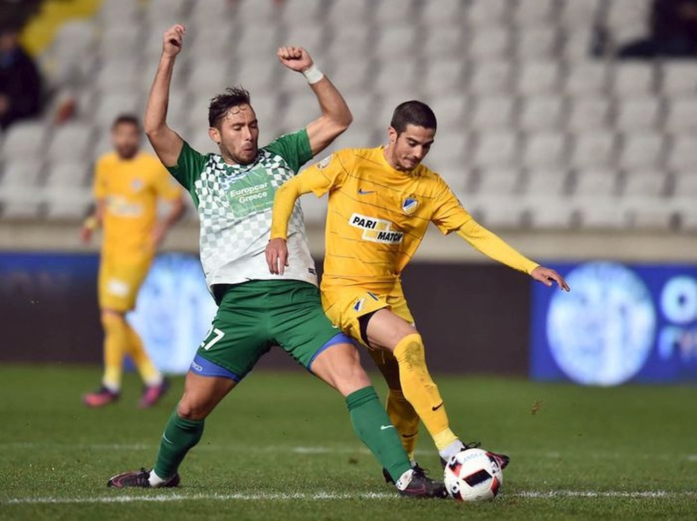 Dos jugadores pelean por un balón en el Apoel-Aris de Limassol que terminó 5-0 para los de Nicosia. ApoelFC