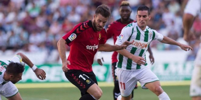 Dos jugadores pelean por un balón en el Córdoba-Nàstic de la séptima jornada de la Segunda División 2016-17. GimnasticDeTarragona