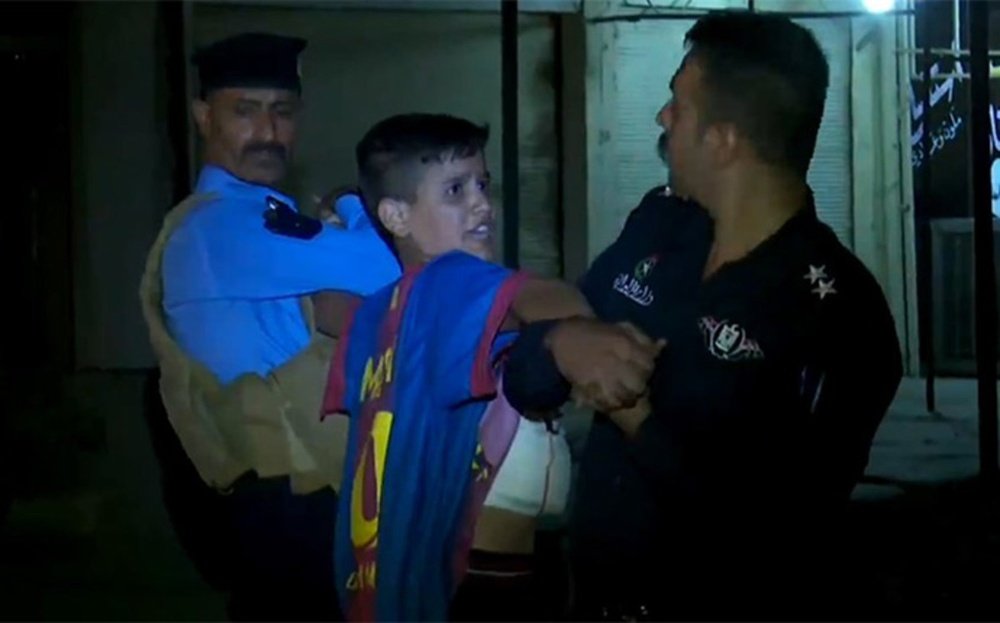 Así detenían al niño para evitar que detonase los explosivos que llevaba en el tórax. AFP