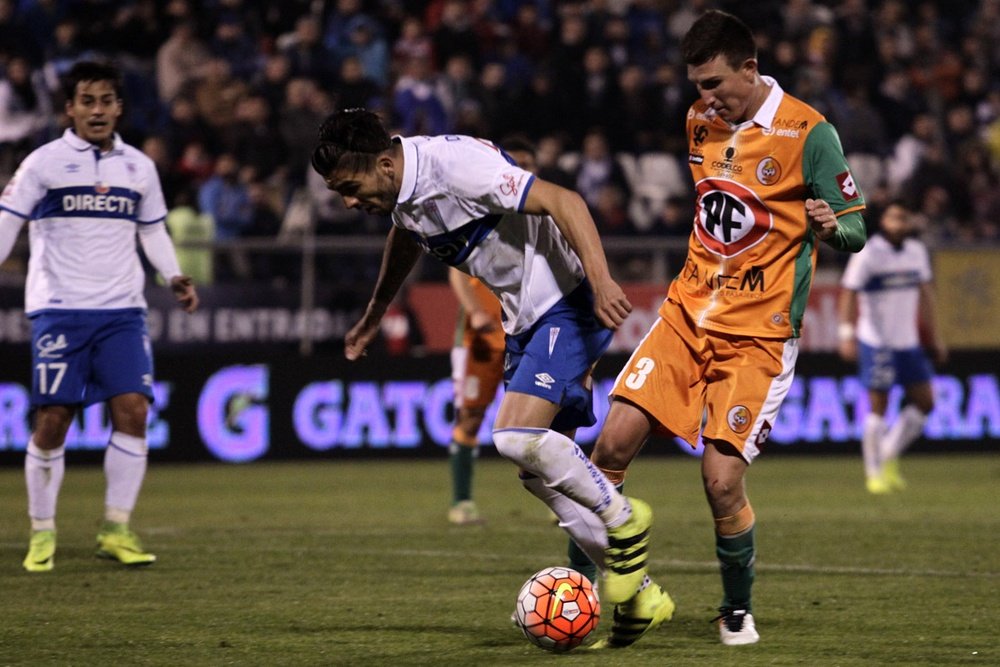 Dos rivales de Universidad Católica y Cobresal pelean por un balón en el duelo que enfrentó a sus equipos en la segunda jornada del Apertura Chileno 2016. Cruzados