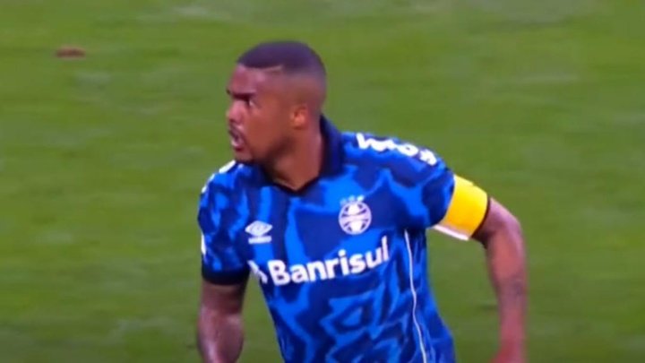 Douglas Costa asked to miss the decisive match for salvation... to go partying