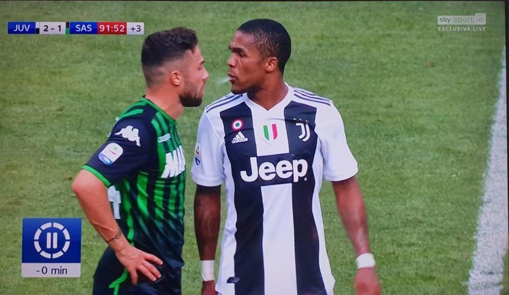 Douglas Costa e Di Francesco no Juventus-Sassuolo. Captura/SkySport