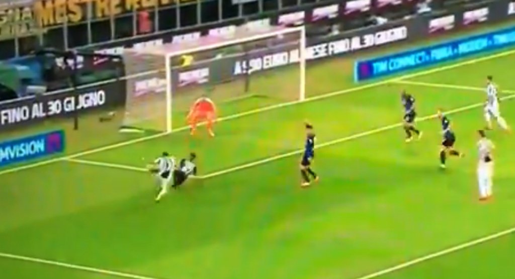 Douglas Costa opened the scoring for Juventus. Captura